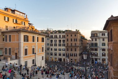 Roma, İtalya - 23 Haziran 2017: Roma şehrinde İspanyol Merdivenleri ve Piazza di Spagna'nın gün batımı görünümü, İtalya