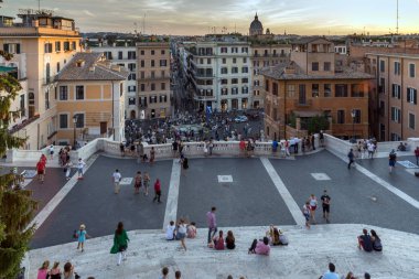 Roma, İtalya - 23 Haziran 2017: Roma şehrinde İspanyol Merdivenleri ve Piazza di Spagna'nın gün batımı görünümü, İtalya