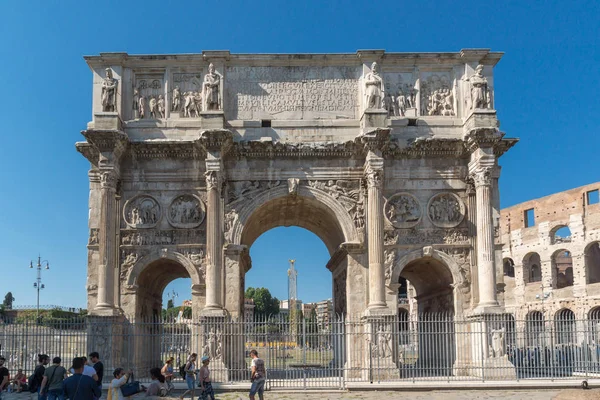 Rom Italien Juni 2017 Forntida Triumfbåge Nära Colosseum Staden Rom — Stockfoto