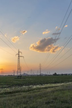 Plovdiv, Bulgaristan çevresinde arazi yüksek gerilim li elektrik hatları üzerinde Amazing Sunset görünümü