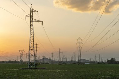 Plovdiv, Bulgaristan çevresinde arazi yüksek gerilim li elektrik hatları üzerinde Amazing Sunset görünümü