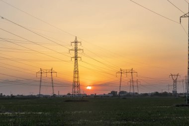 Plovdiv, Bulgaristan çevresinde arazi yüksek gerilim li elektrik hatları üzerinde Amazing Sunset görünümü