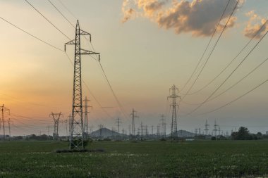 Plovdiv, Bulgaristan çevresinde arazi yüksek gerilim li elektrik hatları üzerinde Amazing Sunset görünümü