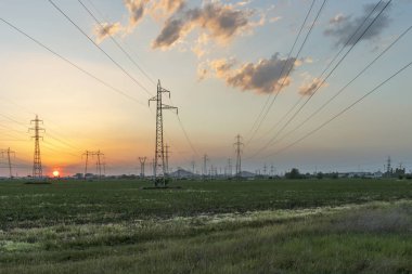Plovdiv, Bulgaristan çevresinde arazi yüksek gerilim li elektrik hatları üzerinde Amazing Sunset görünümü