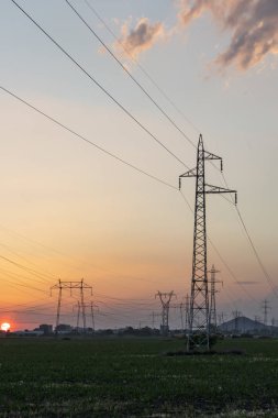 Plovdiv, Bulgaristan çevresinde arazi yüksek gerilim li elektrik hatları üzerinde Amazing Sunset görünümü