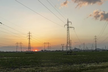 Plovdiv, Bulgaristan çevresinde arazi yüksek gerilim li elektrik hatları üzerinde Amazing Sunset görünümü