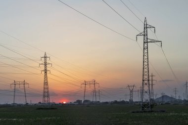 Plovdiv, Bulgaristan çevresinde arazi yüksek gerilim li elektrik hatları üzerinde Amazing Sunset görünümü