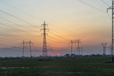 Plovdiv, Bulgaristan çevresinde arazi yüksek gerilim li elektrik hatları üzerinde Amazing Sunset görünümü