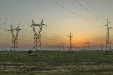 Plovdiv, Bulgaristan çevresinde arazi yüksek gerilim li elektrik hatları üzerinde Amazing Sunset görünümü