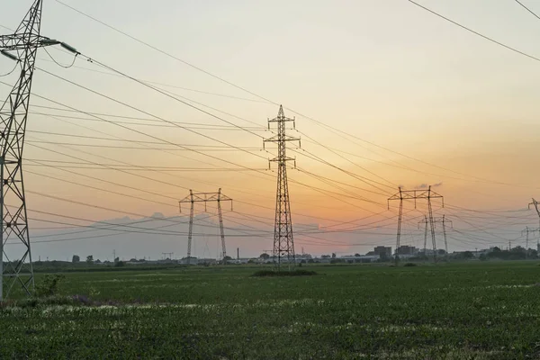 Plovdiv, Bulgaristan çevresinde arazi yüksek gerilim li elektrik hatları üzerinde Amazing Sunset görünümü