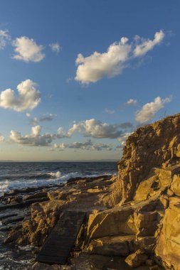 Bulgaristan 'ın Burgaz bölgesi Çernomoretler kıyı şeridinde kayaların Sunset Seascape' si