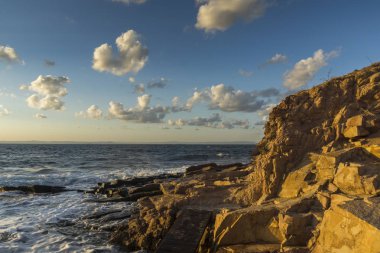 Bulgaristan 'ın Burgaz bölgesi Çernomoretler kıyı şeridinde kayaların Sunset Seascape' si