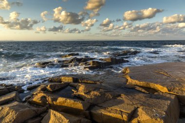 Bulgaristan 'ın Burgaz bölgesi Çernomoretler kıyı şeridinde kayaların Sunset Seascape' si
