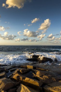 Bulgaristan 'ın Burgaz bölgesi Çernomoretler kıyı şeridinde kayaların Sunset Seascape' si