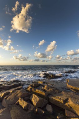 Bulgaristan 'ın Burgaz bölgesi Çernomoretler kıyı şeridinde kayaların Sunset Seascape' si