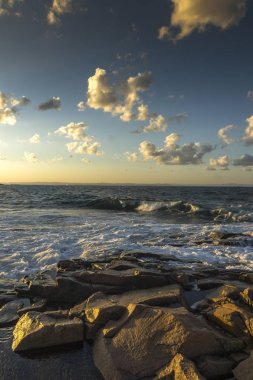 Bulgaristan 'ın Burgaz bölgesi Çernomoretler kıyı şeridinde kayaların Sunset Seascape' si