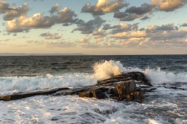 Bulgaristan 'ın Burgaz bölgesi Çernomoretler kıyı şeridinde kayaların Sunset Seascape' si