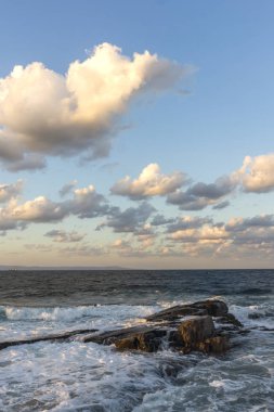 Bulgaristan 'ın Burgaz bölgesi Çernomoretler kıyı şeridinde kayaların Sunset Seascape' si