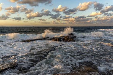 Bulgaristan 'ın Burgaz bölgesi Çernomoretler kıyı şeridinde kayaların Sunset Seascape' si