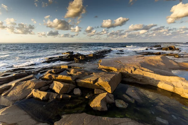 Zonsondergang Zeegezicht Van Rotsen Aan Kust Van Chernomorets Burgas Regio — Stockfoto