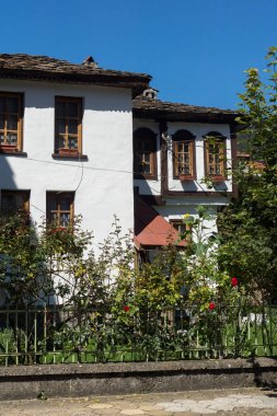 Chepelare, Bulgaristan - 14 Ağustos 2018: Chepelare şehir merkezinde eski ev, Smolyan Bölgesi, Bulgaristan