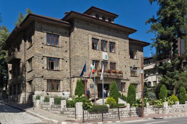 Chepelare, Bulgaristan - 14 Ağustos 2018: Ünlü Bulgar kayak merkezi Chepelare'nin belediye binası, Smolyan Region, Bulgaristan