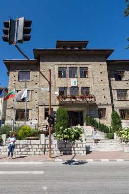 Chepelare, Bulgaristan - 14 Ağustos 2018: Ünlü Bulgar kayak merkezi Chepelare'nin belediye binası, Smolyan Region, Bulgaristan