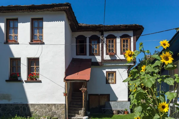 切佩拉雷 保加利亚 2018年8月14日 位于保加利亚斯莫良州切佩拉雷镇市中心的老房子 — 图库照片