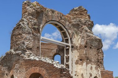 Bulgaristan 'ın Filibe Bölgesi' nin Peruştitsa kenti yakınlarındaki Kızıl Kilise olarak bilinen erken Bizans Hıristiyan bazilikasının kalıntıları