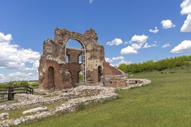 Bulgaristan 'ın Filibe Bölgesi' nin Peruştitsa kenti yakınlarındaki Kızıl Kilise olarak bilinen erken Bizans Hıristiyan bazilikasının kalıntıları