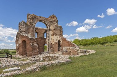 Bulgaristan 'ın Filibe Bölgesi' nin Peruştitsa kenti yakınlarındaki Kızıl Kilise olarak bilinen erken Bizans Hıristiyan bazilikasının kalıntıları