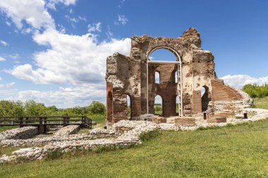 Bulgaristan 'ın Filibe Bölgesi' nin Peruştitsa kenti yakınlarındaki Kızıl Kilise olarak bilinen erken Bizans Hıristiyan bazilikasının kalıntıları