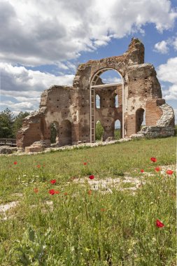 Bulgaristan 'ın Filibe Bölgesi' nin Peruştitsa kenti yakınlarındaki Kızıl Kilise olarak bilinen erken Bizans Hıristiyan bazilikasının kalıntıları