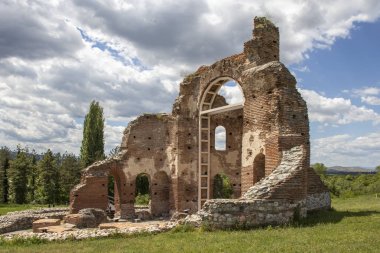 Bulgaristan 'ın Filibe Bölgesi' nin Peruştitsa kenti yakınlarındaki Kızıl Kilise olarak bilinen erken Bizans Hıristiyan bazilikasının kalıntıları