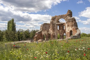 Bulgaristan 'ın Filibe Bölgesi' nin Peruştitsa kenti yakınlarındaki Kızıl Kilise olarak bilinen erken Bizans Hıristiyan bazilikasının kalıntıları
