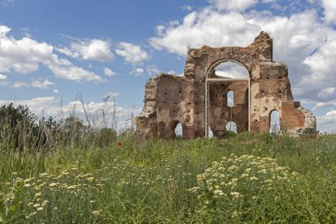 Bulgaristan 'ın Filibe Bölgesi' nin Peruştitsa kenti yakınlarındaki Kızıl Kilise olarak bilinen erken Bizans Hıristiyan bazilikasının kalıntıları