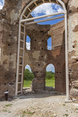 Bulgaristan 'ın Filibe Bölgesi' nin Peruştitsa kenti yakınlarındaki Kızıl Kilise olarak bilinen erken Bizans Hıristiyan bazilikasının kalıntıları
