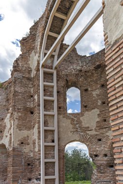 Bulgaristan 'ın Filibe Bölgesi' nin Peruştitsa kenti yakınlarındaki Kızıl Kilise olarak bilinen erken Bizans Hıristiyan bazilikasının kalıntıları