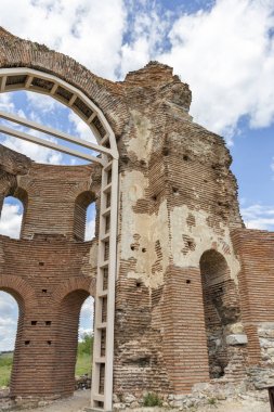 Bulgaristan 'ın Filibe Bölgesi' nin Peruştitsa kenti yakınlarındaki Kızıl Kilise olarak bilinen erken Bizans Hıristiyan bazilikasının kalıntıları