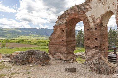 Bulgaristan 'ın Filibe Bölgesi' nin Peruştitsa kenti yakınlarındaki Kızıl Kilise olarak bilinen erken Bizans Hıristiyan bazilikasının kalıntıları