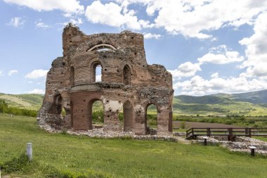 Bulgaristan 'ın Filibe Bölgesi' nin Peruştitsa kenti yakınlarındaki Kızıl Kilise olarak bilinen erken Bizans Hıristiyan bazilikasının kalıntıları