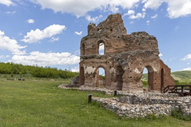 Bulgaristan 'ın Filibe Bölgesi' nin Peruştitsa kenti yakınlarındaki Kızıl Kilise olarak bilinen erken Bizans Hıristiyan bazilikasının kalıntıları