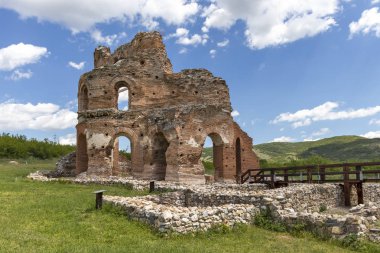 Bulgaristan 'ın Filibe Bölgesi' nin Peruştitsa kenti yakınlarındaki Kızıl Kilise olarak bilinen erken Bizans Hıristiyan bazilikasının kalıntıları