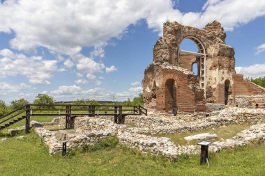 Bulgaristan 'ın Filibe Bölgesi' nin Peruştitsa kenti yakınlarındaki Kızıl Kilise olarak bilinen erken Bizans Hıristiyan bazilikasının kalıntıları