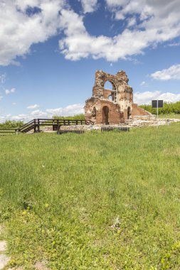Bulgaristan 'ın Filibe Bölgesi' nin Peruştitsa kenti yakınlarındaki Kızıl Kilise olarak bilinen erken Bizans Hıristiyan bazilikasının kalıntıları