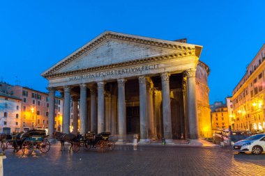 Roma, İtalya - 23 Haziran 2017: Pantheon ve Piazza della Rotonda'nın Roma şehrinde gece manzarası, İtalya