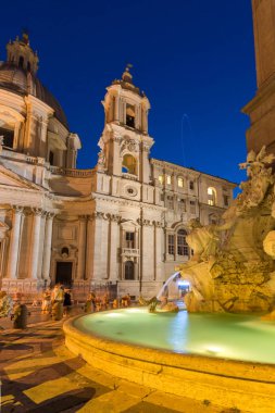 Roma, İtalya - 23 Haziran 2017: İtalya'nın Roma şehrinde Piazza Navona'nın gece manzarası