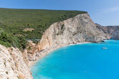Porto Katsiki Beach, Lefkada, Yunanistan - 16 Temmuz 2014: Porto Katsiki Plajı, Lefkada, İyonya Adaları, Yunanistan'ın mavi sularında insanlar ve yatlar