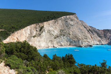 Porto Katsiki Beach, Lefkada, Yunanistan - 16 Temmuz 2014: Porto Katsiki Plajı, Lefkada, İyonya Adaları, Yunanistan'ın mavi sularında insanlar ve yatlar