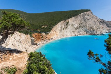 Porto Katsiki Beach, Lefkada, Yunanistan - 16 Temmuz 2014: Porto Katsiki Plajı, Lefkada, İyonya Adaları, Yunanistan'ın mavi sularında insanlar ve yatlar